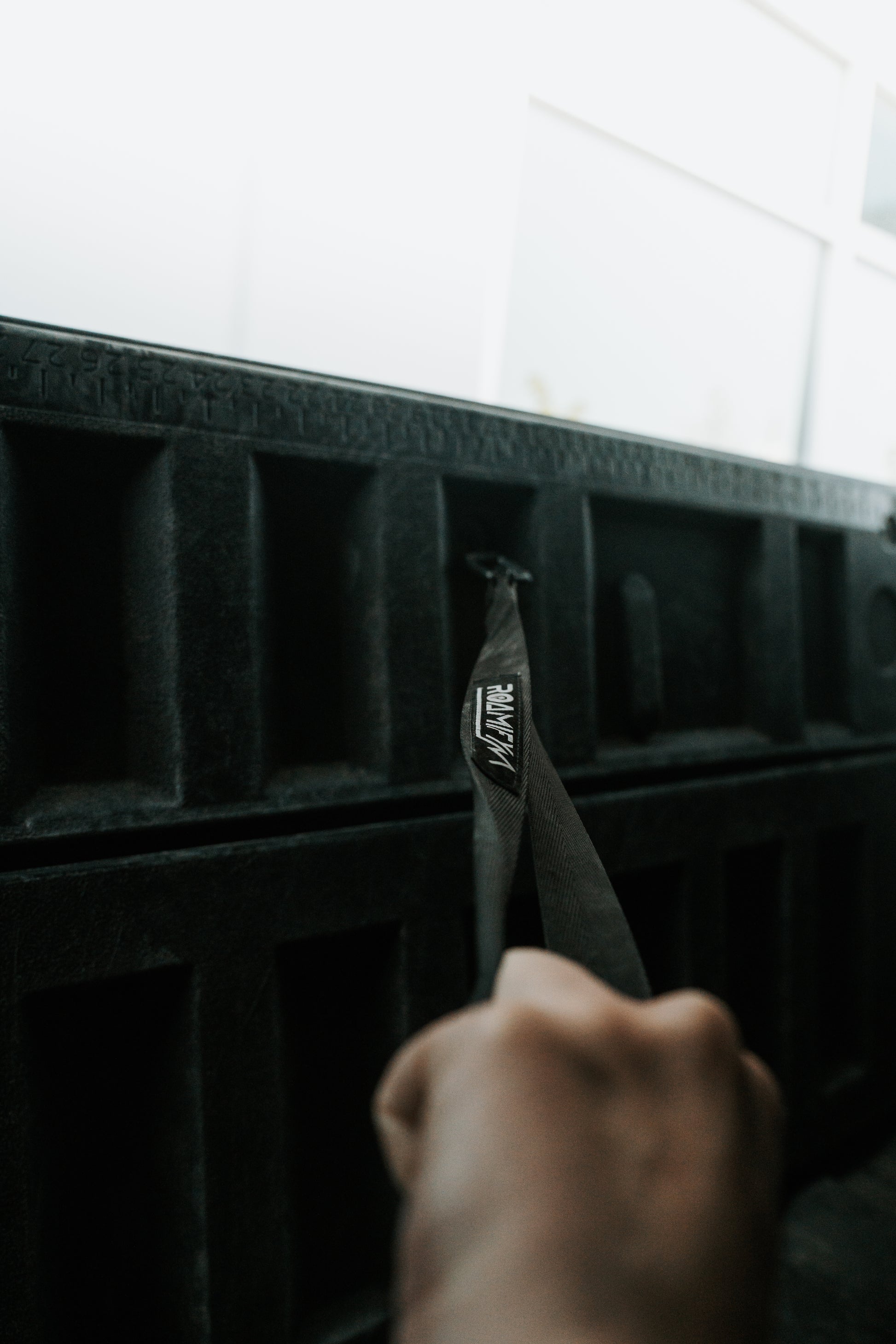 roamify tailgate pull strap
